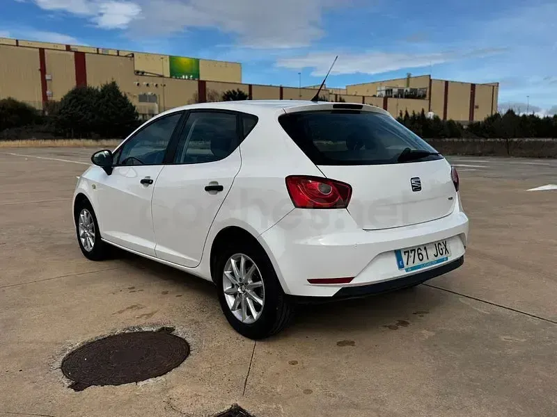 Usado Seat Ibiza Reference 90 CV (66 kW) 2015 Blanco Berlina