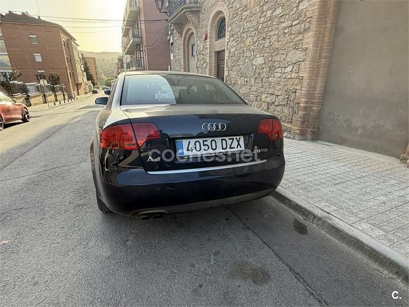 Usado Audi A4 140 CV (102 kW) 2006 Azul Berlina