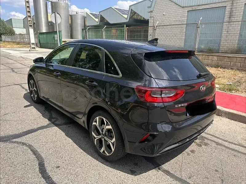 Usado Kia Ceed 100 CV (73 kW) 2019 Negro Utilitario