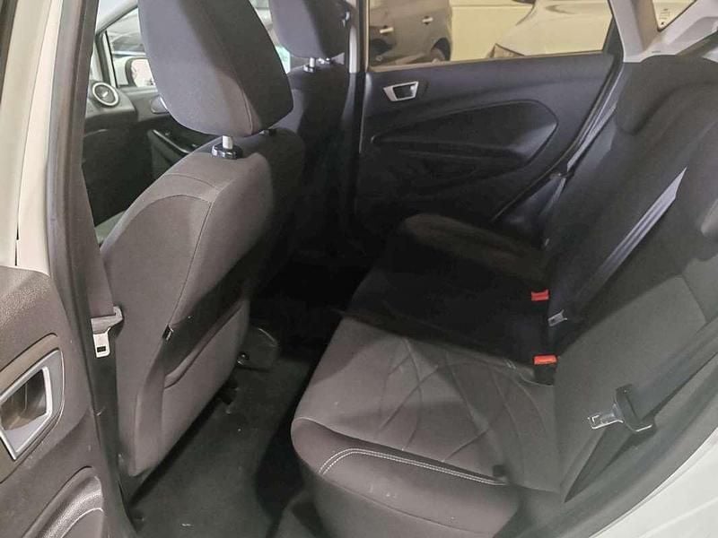 Usado Ford Fiesta Trend 70 CV (51 kW) 2013 Blanco Utilitario