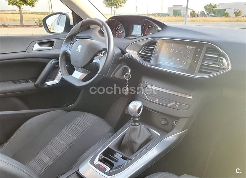 Usado Peugeot 308 Allure 130 CV (95 kW) 2018 Blanco Berlina