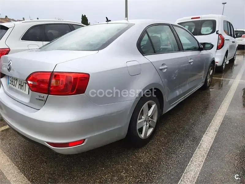 Usado VW Jetta Advance 105 CV (77 kW) 2012 Gris / plata Berlina