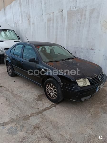 Negro Usado 2002 VW Bora Conceptline Berlina | 1900 € - Imagen 1/4