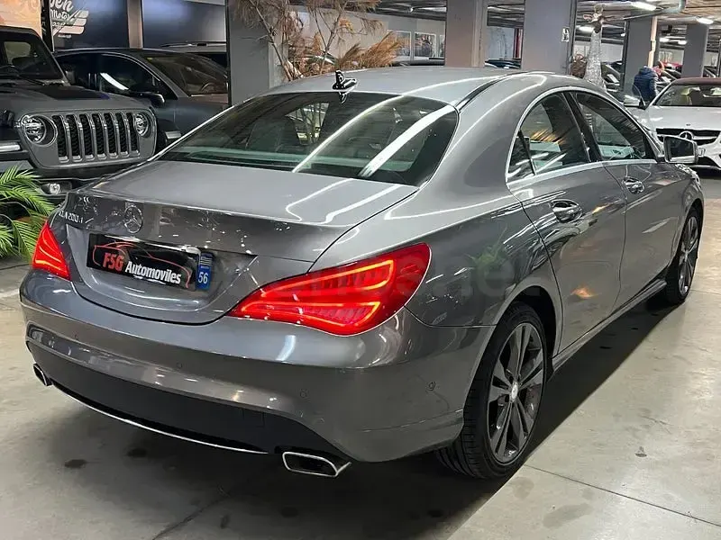 Usado Mercedes CLA200 136 CV (100 kW) 2015 Gris / plata Berlina