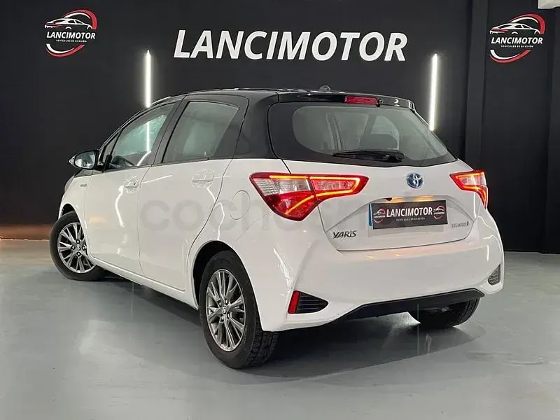Usado Toyota Yaris Hybrid 100 CV (73 kW) 2020 Blanco Berlina