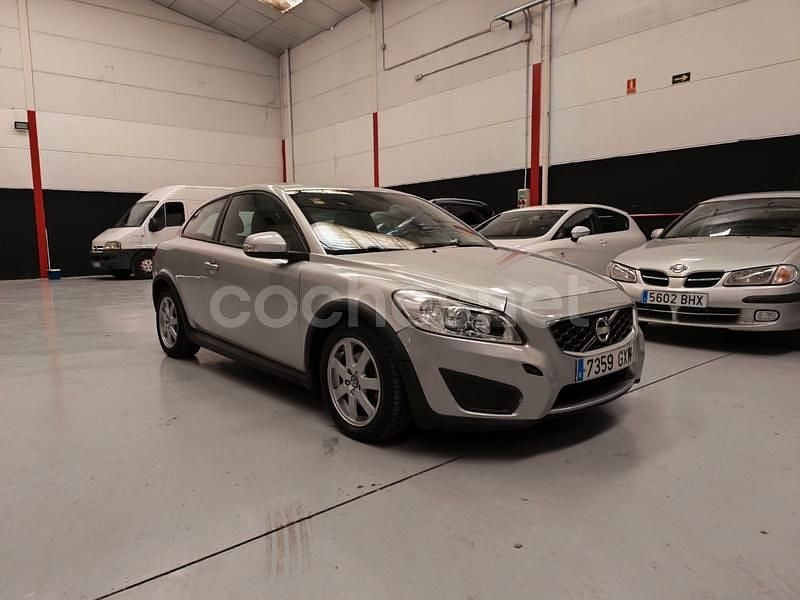 Gris / plata Usado 2010 Volvo C30 Momentum Utilitario | 2690 € (Precio justo) - Imagen 1/4