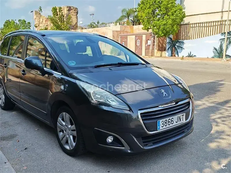 Usado Peugeot 5008 Style 120 CV (88 kW) 2016 Gris / plata Monovolumen