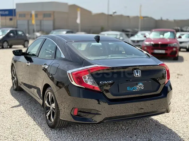 Usado Honda Civic Executive 182 CV (133 kW) 2018 Negro Berlina