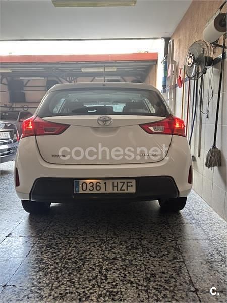 Usado Toyota Auris Active 90 CV (66 kW) 2014 Blanco Berlina