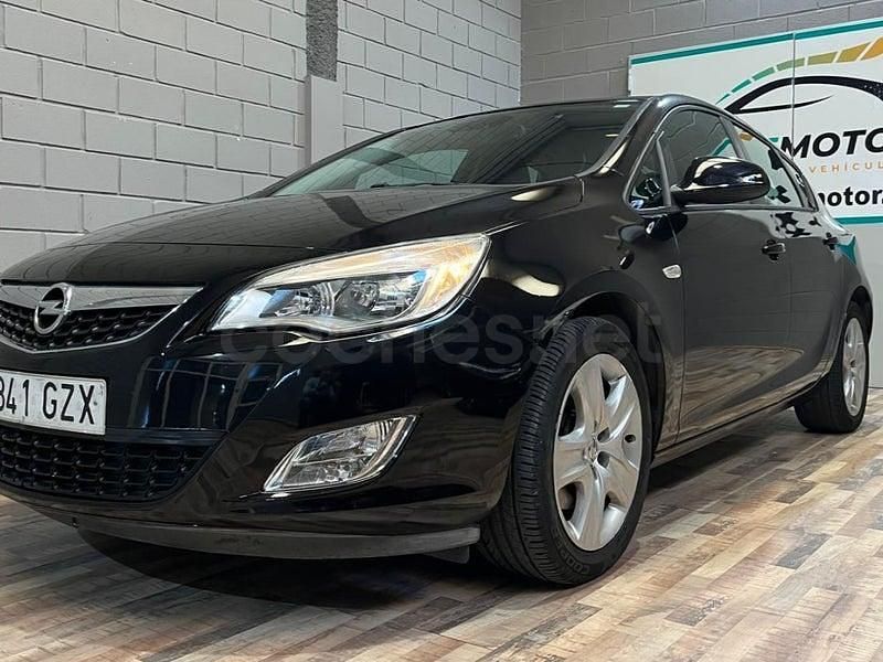 Usado Opel Astra Enjoy 110 CV (80 kW) 2011 Negro Berlina