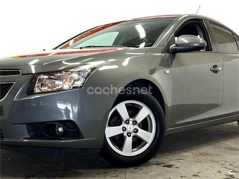 Usado Chevrolet Cruze LS 124 CV (91 kW) 2011 Gris / plata Berlina