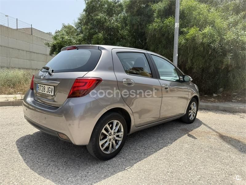 Usado Toyota Yaris Active 99 CV (72 kW) 2015 Beige Berlina