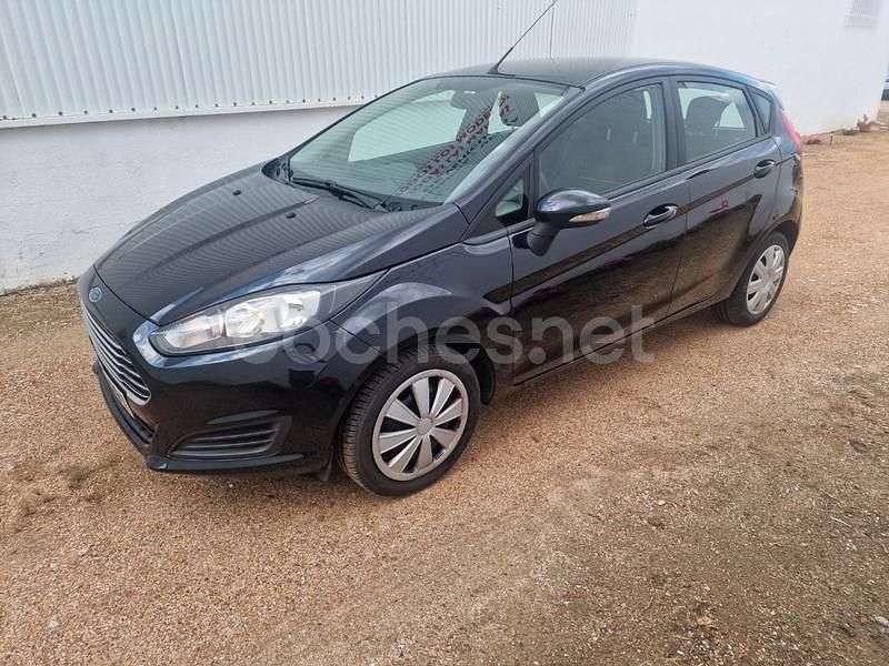 Usado Ford Fiesta Trend 100 CV (73 kW) 2013 Negro Utilitario