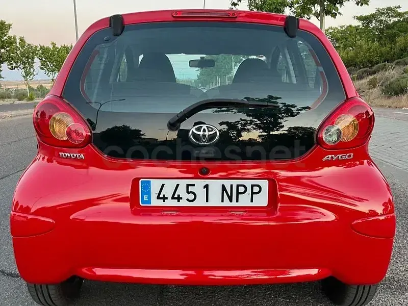 Usado Toyota Aygo Live 68 CV (50 kW) 2010 Rojo Utilitario