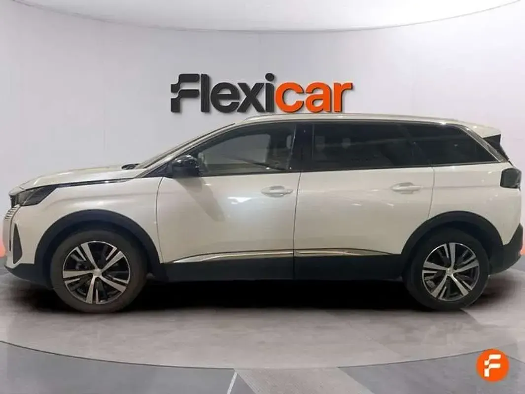 Usado Peugeot 5008 Allure 136 CV (100 kW) 2024 Blanco SUV