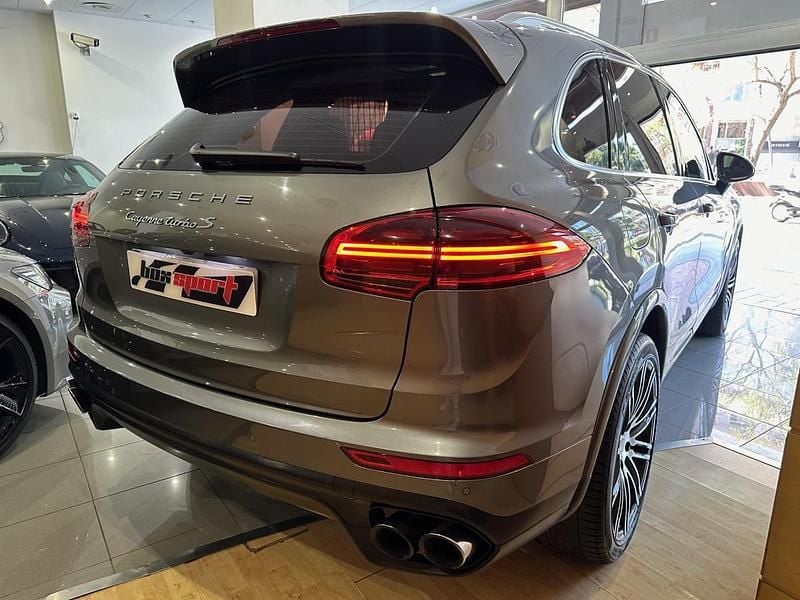 Usado Porsche Cayenne Turbo S 570 CV (419 kW) 2015 Gris metalizado SUV
