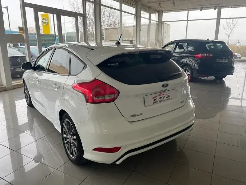 Usado Ford Focus ST-Line 125 CV (91 kW) 2018 Blanco Berlina