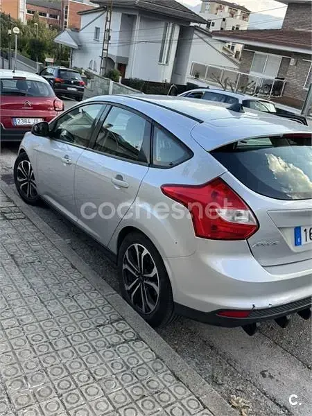 Usado Ford Focus Trend 105 CV (77 kW) 2011 Gris / plata Berlina