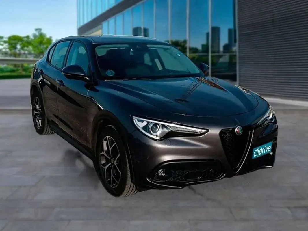 Usado Alfa Romeo Stelvio Sprint 190 CV (139 kW) 2021 Gris SUV