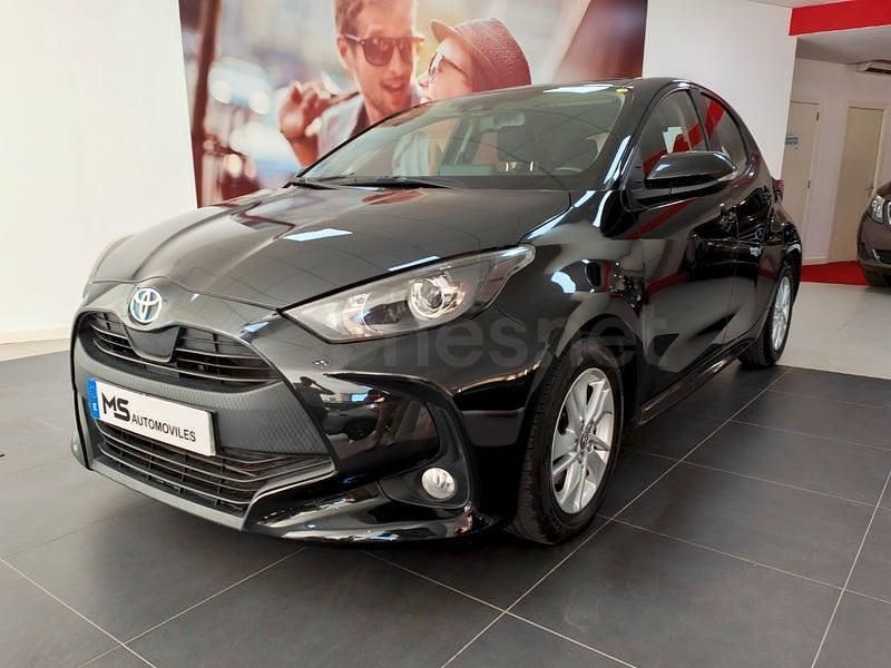Usado Toyota Yaris Hybrid Active 116 CV (85 kW) 2022 Negro Berlina
