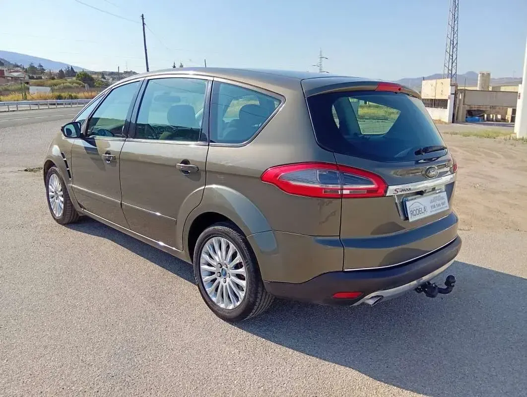 Usado Ford S-MAX Trend 140 CV (102 kW) 2011 Marrón Monovolumen