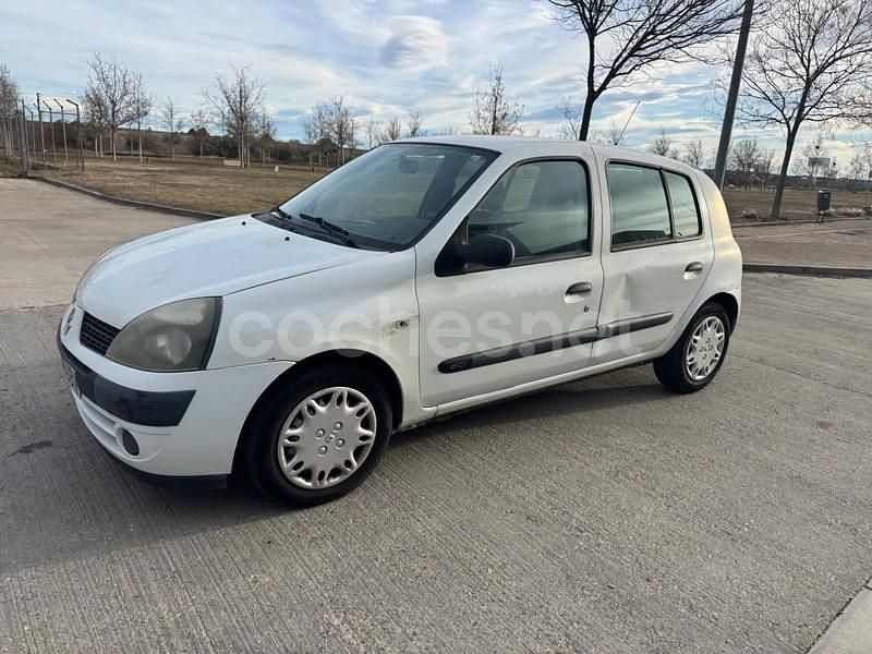 Usado Renault Clio II 65 CV (47 kW) 2005 Blanco Berlina