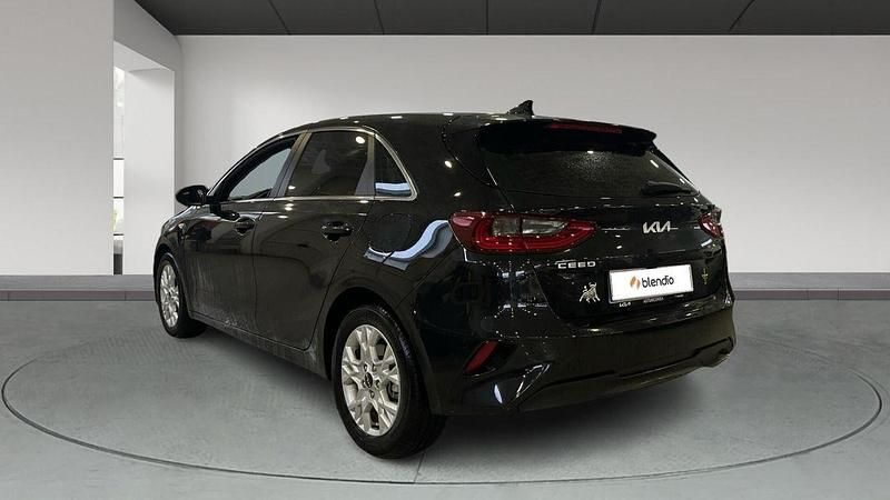 Usado Kia Ceed 120 CV (88 kW) 2023 Negro Utilitario