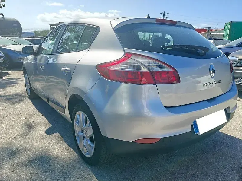 Usado Renault Mégane Authentique 90 CV (66 kW) 2012 Gris / plata Berlina