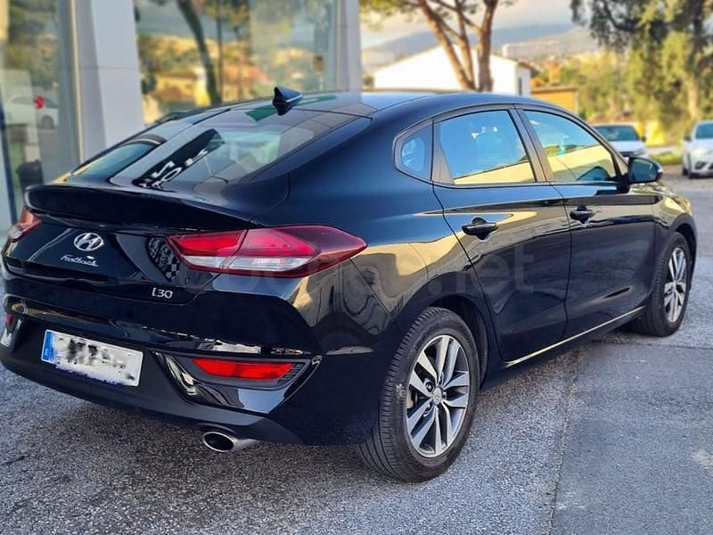 Usado Hyundai i30 120 CV (88 kW) 2018 Negro Berlina