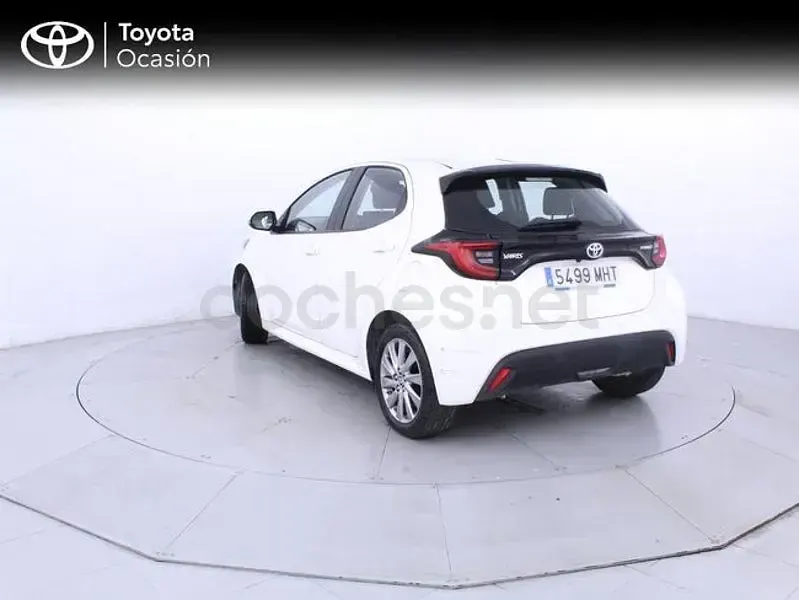 Usado Toyota Yaris Hybrid Active 116 CV (85 kW) 2023 Blanco Berlina