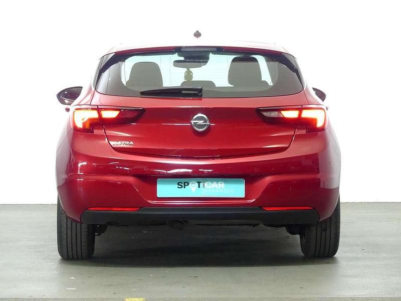 Usado Opel Astra Edition 111 CV (81 kW) 2021 Rojo Utilitario