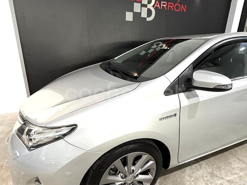 Usado Toyota Auris Hybrid Active 136 CV (100 kW) 2013 Gris / plata Berlina