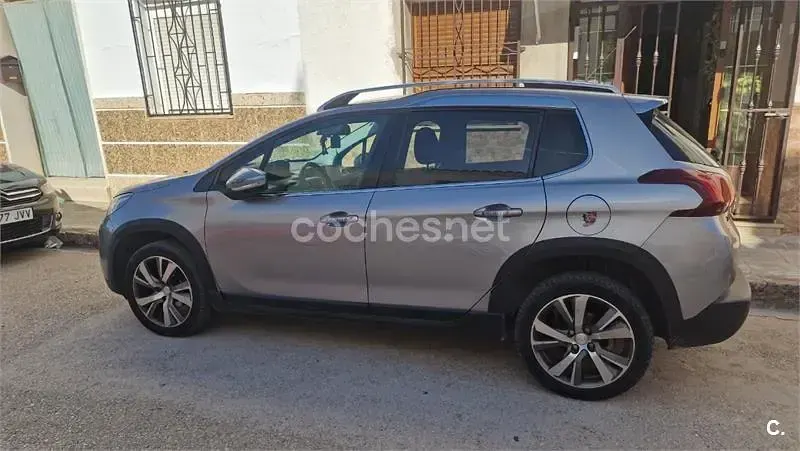 Usado Peugeot 2008 Allure 100 CV (73 kW) 2017 Gris / plata SUV
