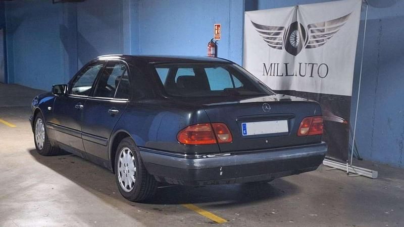 Usado Mercedes E300 Elegance 177 CV (130 kW) 1998 Azul Berlina