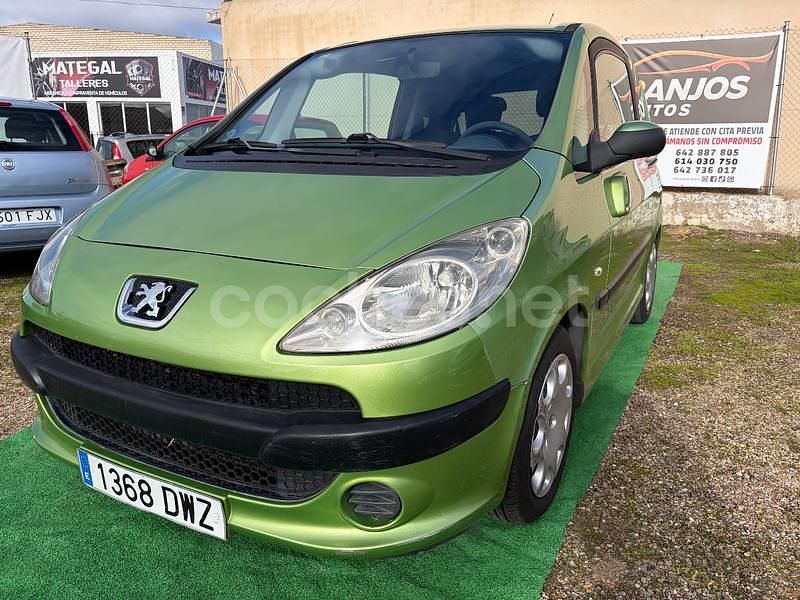 Usado Peugeot 1007 70 CV (51 kW) 2006 Verde Monovolumen