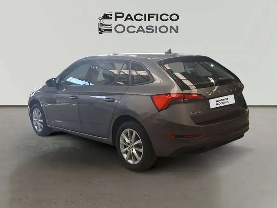 Usado Skoda Scala Active 110 CV (80 kW) 2022 Gris Utilitario