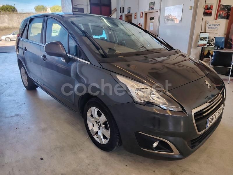 Usado Peugeot 5008 Access 115 CV (84 kW) 2014 Gris / plata Monovolumen