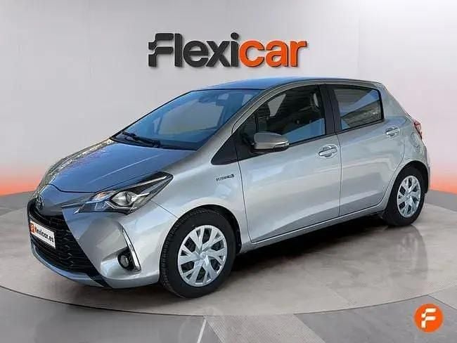 Usado Toyota Yaris Hybrid Advance 100 CV (73 kW) 2019 Gris