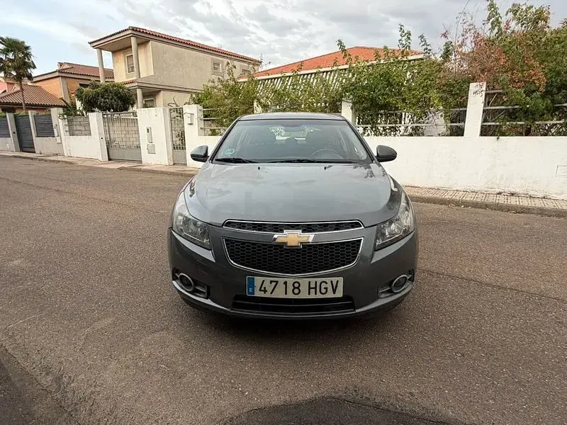 Usado Chevrolet Cruze LT 124 CV (91 kW) 2011 Gris / plata Berlina