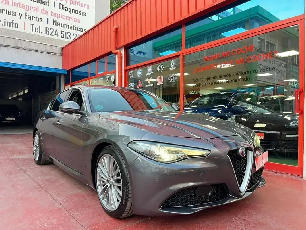 Usado Alfa Romeo Giulia Super 179 CV (131 kW) 2016 Gris Berlina