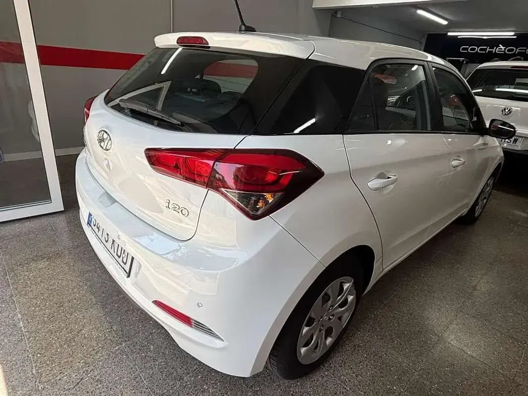 Usado Hyundai i20 101 CV (74 kW) 2017 Blanco Utilitario