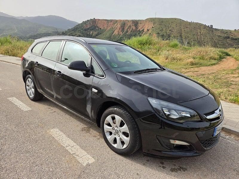 Usado Opel Astra Selective 110 CV (80 kW) 2015 Negro Familiar