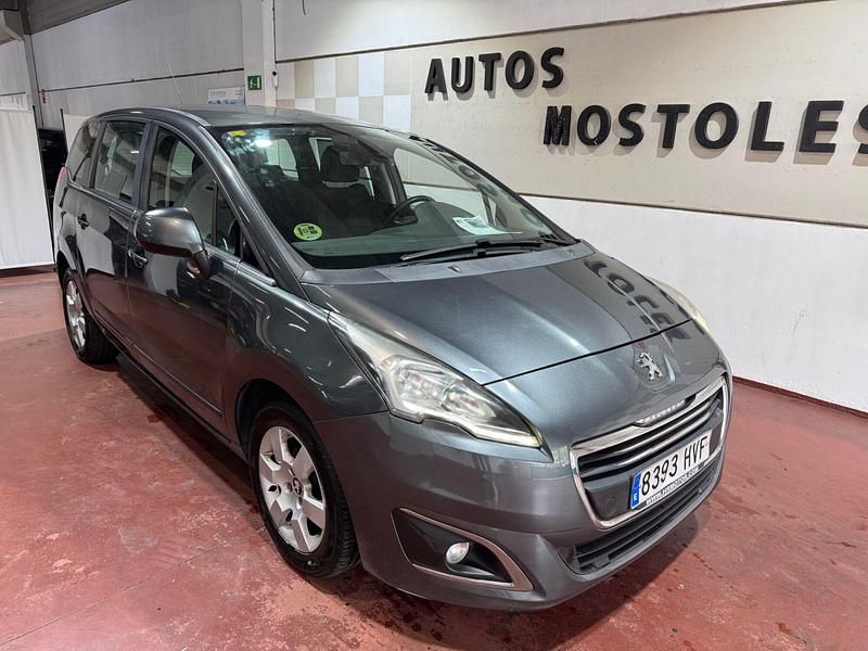 Usado Peugeot 5008 Active 115 CV (84 kW) 2014 Gris / plata Monovolumen