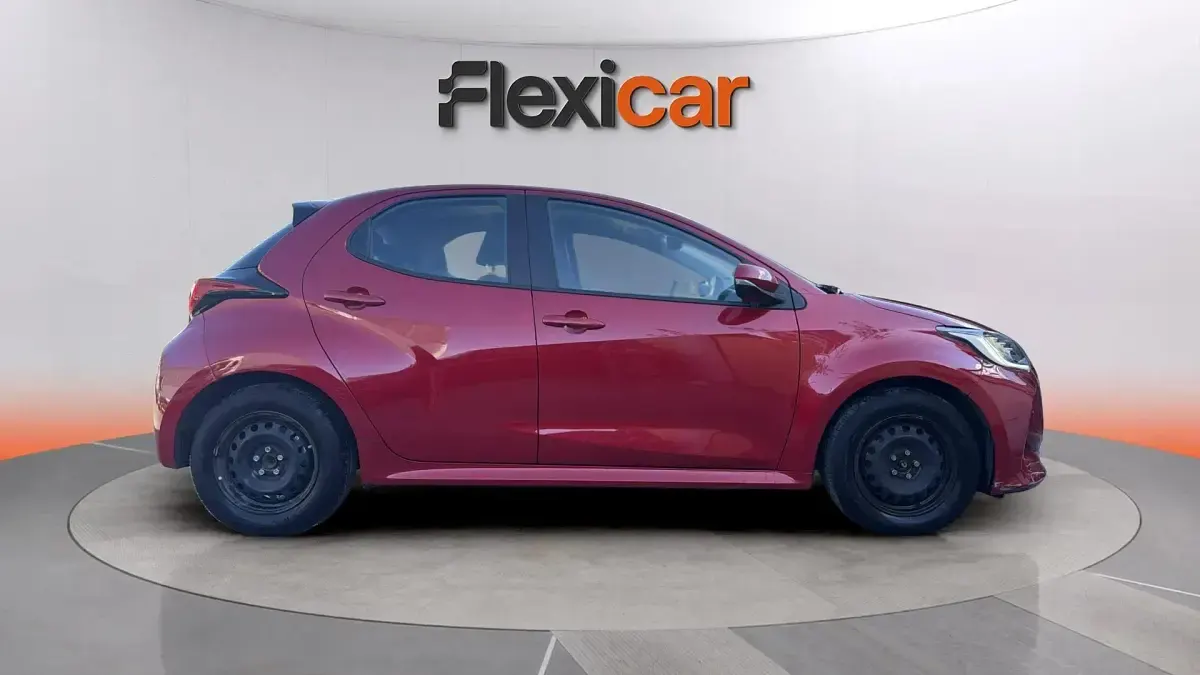 Usado Toyota Yaris Hybrid Active 116 CV (85 kW) 2023 Rojo Berlina
