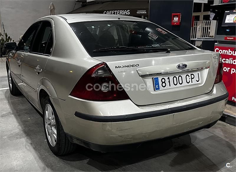 Usado Ford Mondeo Ghia 130 CV (95 kW) 2004 Beige Berlina