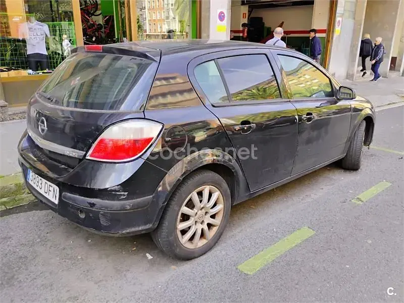 Usado Opel Astra Cosmo 150 CV (110 kW) 2005 Negro Berlina