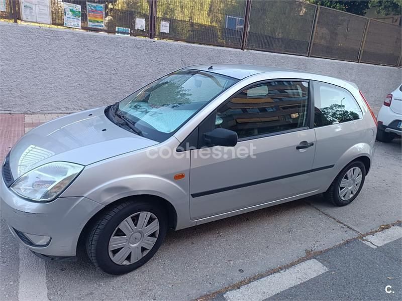 Usado Ford Fiesta 80 CV (58 kW) 2005 Gris / plata Coupe