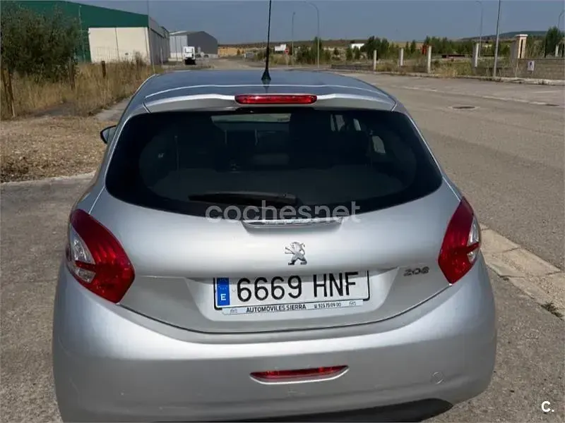 Usado Peugeot 208 Active 68 CV (50 kW) 2012 Gris / plata Utilitario