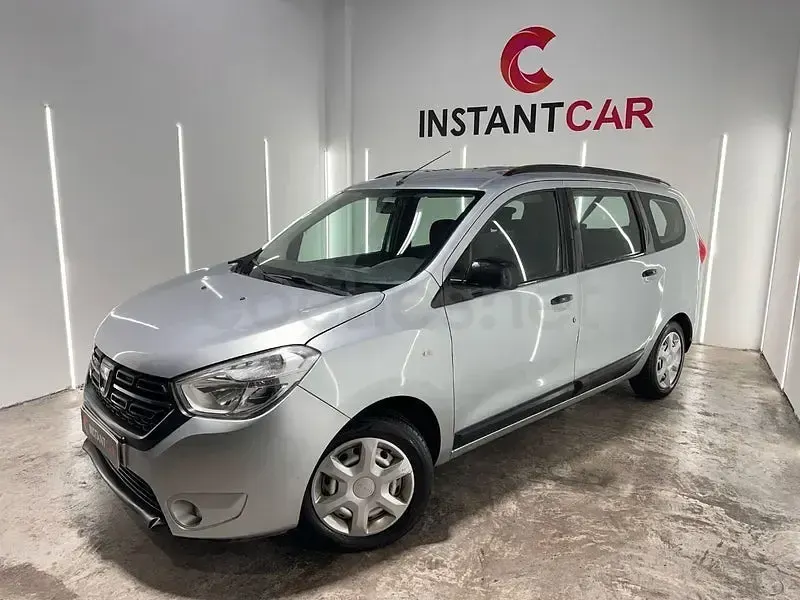 Usado Dacia Lodgy Essentiel 102 CV (75 kW) 2019 Gris / plata Monovolumen