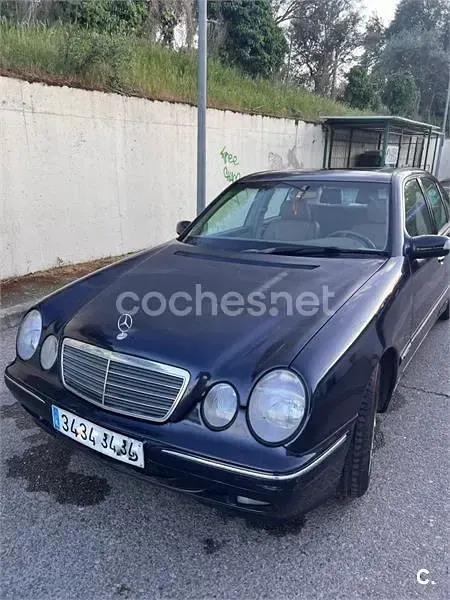 Usado Mercedes E240 Elegance 170 CV (125 kW) 2001 Azul Berlina